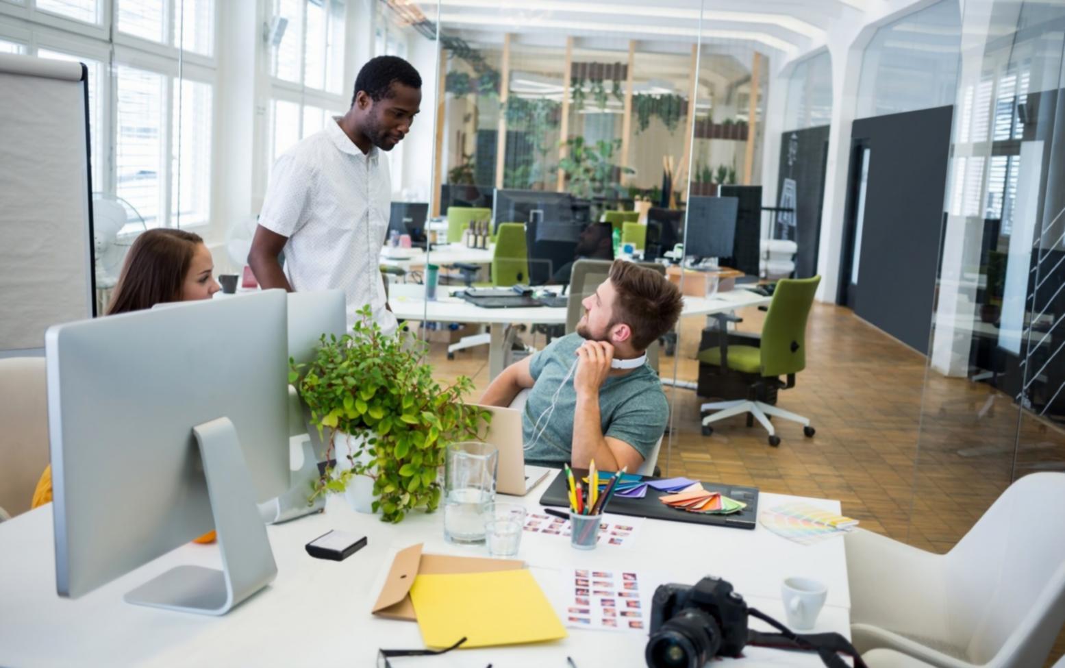 Professionnel analysant des documents financiers dans un environnement de travail moderne