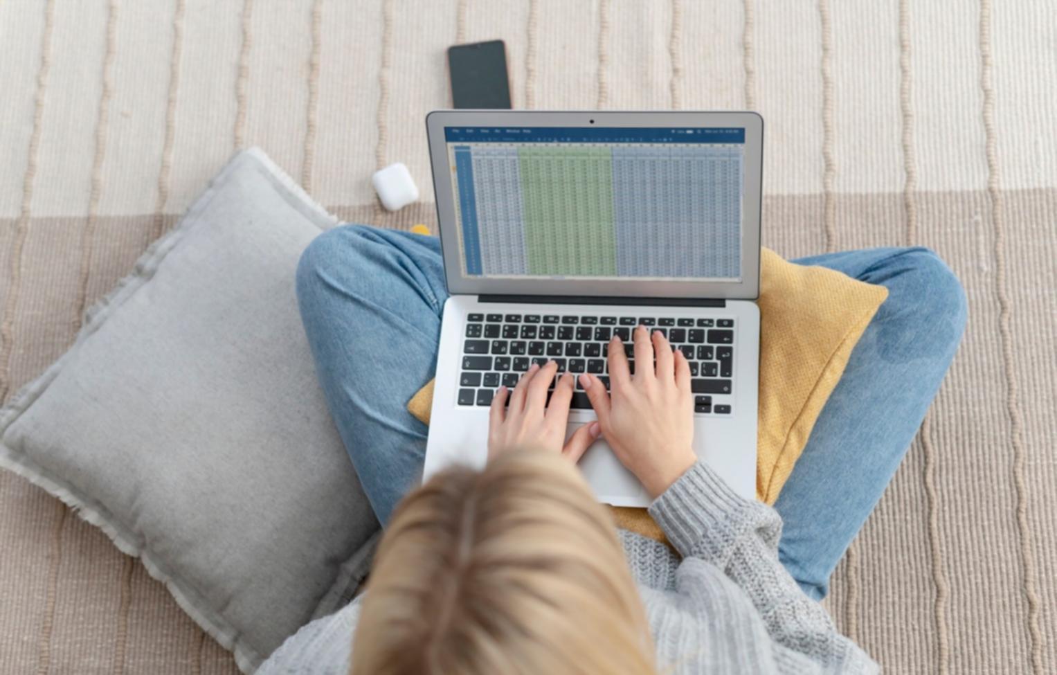 Professionnel de la finance présentant des analyses